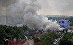 Fumaça sobe do local de incêndios em Minneapolis, provocados durante os protestos pela morte de George Floyd, morto por policial branco 