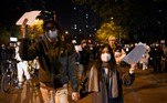 Além de Pequim e Xangai, também foram convocados protestos em Guangzhou, Chengdu, Hong Kong e Wuhan, a cidade do centro do país onde foi registrado o primeiro caso de Covid-19 há quase três anos.