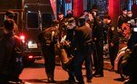 Em Xangai, duas pessoas foram detidas perto da rua Urumqi, cenário de uma manifestação na véspera. Uma delas 'desobedeceu as ordens da polícia', afirmou um agente