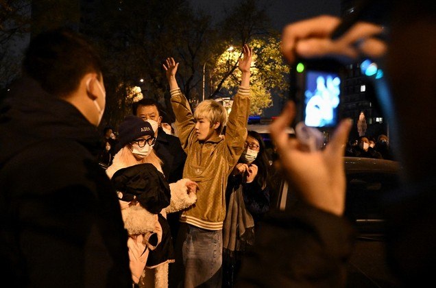 Durante os protestos, a população também exigiu mais liberdades políticas e alguns chegaram a pedir a renúncia do presidente Xi Jinping, que acaba de conquistar o terceiro mandato como chefe de Estado