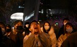 No domingo, milhares de pessoas, que responderam às convocações divulgadas nas redes sociais, saíram às ruas em cidades como Pequim, Xangai e Wuhan. Os manifestantes gritaram frases como 'Xi Jinping, renuncie!', 'PCC (Partido Comunista Chinês), renuncie' ou 'Não aos confinamentos, queremos liberdade'