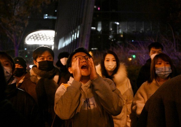 No domingo, milhares de pessoas, que responderam às convocações divulgadas nas redes sociais, saíram às ruas em cidades como Pequim, Xangai e Wuhan. Os manifestantes gritaram frases como 