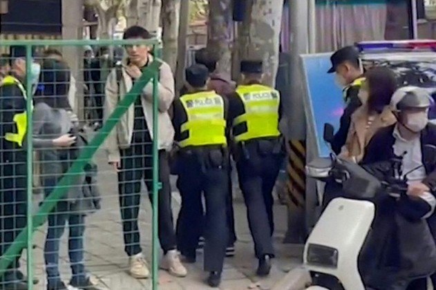 Presença policialNa manhã de segunda-feira, a polícia estava mobilizada em vários pontos de Pequim e Xangai, perto dos locais em que foram organizados os protestos de domingo