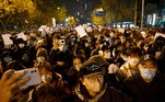 Com as ruas tomadas por policiais e as informações sob censura na internet, as autoridades chinesas tentaram conter nesta segunda-feira (28) um movimento de protesto de dimensão histórica, no qual a população exige o fim das restrições provocadas pela pandemia de Covid-19 e mais liberdades