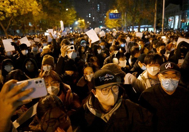 Com as ruas tomadas por policiais e as informações sob censura na internet, as autoridades chinesas tentaram conter nesta segunda-feira (28) um movimento de protesto de dimensão histórica, no qual a população exige o fim das restrições provocadas pela pandemia de Covid-19 e mais liberdades