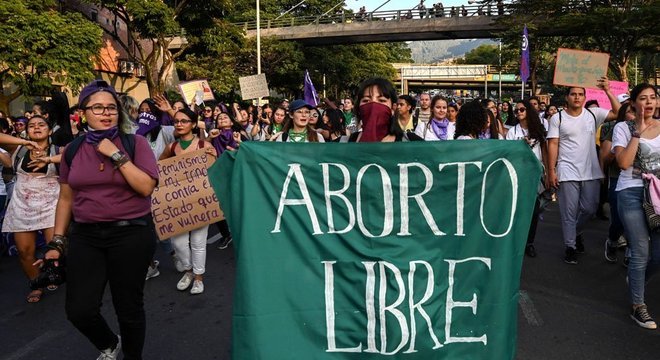 Uma parcela da população exige que o aborto seja legalizado em todos os casos