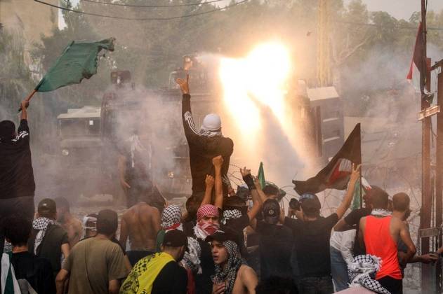 Os manifestantes atiraram pedras e coquetéis molotov, o que causou um incêndio perto da embaixada americana