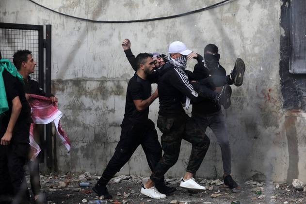 De acordo com agência de notícias AFP (Agence France Presse), dezenas de manifestantes tentaram invadir a embaixada israelense em Amã, na Jordânia, ultrapassaram uma barreira de segurança e aproximaram-se da entrada