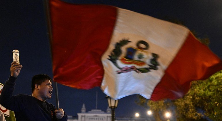 Peruanos protestam contra caos político no país
