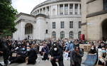 Pessoas ajoelham durante protesto no domingo (8) em Manchester, Inglaterra