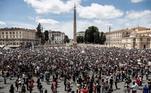 Milhares de pessoas se reúnem na Piazza del Popolo (Praça do Povo) para uma jornada de protestos contra o racismo no domingo (7)