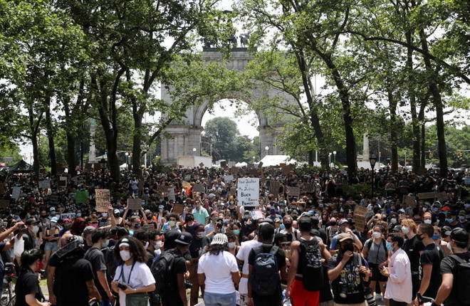 Concentração de manifestantes na Grand Army Plaza, no Brooklin, Nova York, durante os protestos deste sábado (6) contra o racismo
