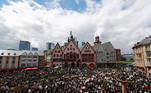 Multidão em protesto contra o racismo na cidade de Frankfurt, na Alemanha