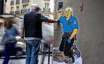 Grafite em Paris mostra Donald Trump vestido de policial e ajoelhado sobre o pescoço de George Floyd