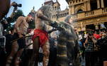 Aborígenes fazem cerimônia tradicional da fumaça em protestos contra o racismo em Sidney, Austrália