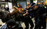 Policial derruba manifestante em protestos contra o racismo em Sidney, Austrália