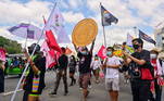 A multidão desafiou a proibição de protestos imposta após uma nova onda de contágios por covid-19 que começou em abril