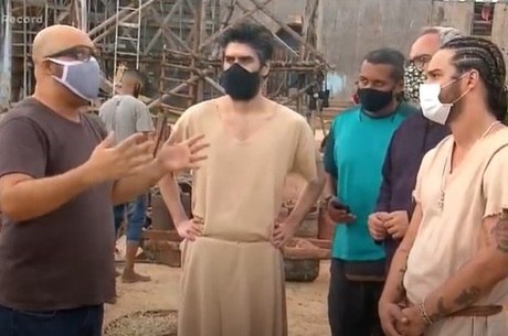 Equipe e elenco usam máscaras nos bastidores