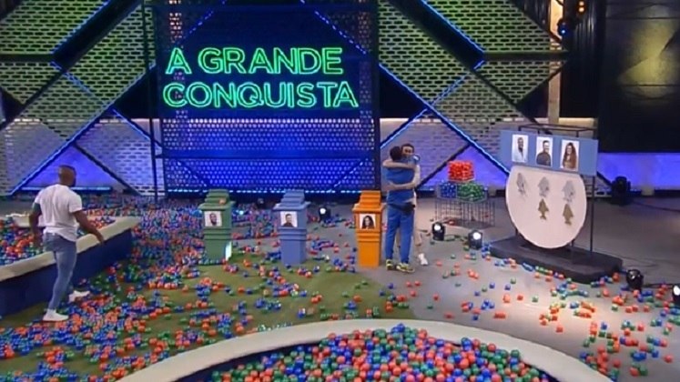 Repetindo a rodada anterior,
Thiago foi o segundo a encontrar o peixe. Com isso, ele e Kelly venceram a
prova e tiveram a chance de enviar pessoas para outras Casas. A atleta escolheu
oito pessoas e o cantor, quatro, todos destinados à Casa Verde
