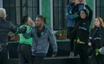 Ao anunciar o resultado, Mariana Rios brincou dizendo que os
participantes não tinham noção nenhuma de peso — e, realmente, eles
passaram longe! Enquanto o grupo 1 pesou 142,1 quilos, o grupo 2 conseguiu
161,50 quilos. Ou seja: Vitória do grupo 1! 