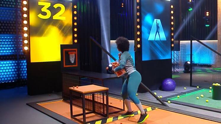 Na vez de Natália não teve essa história de manter a calma e
tranquilidade. A influenciadora saiu alucinada para a raia roxa e tacou uma bola
de pilates atrás da outra. Enquanto realizava a tarefa, sussurrava alguns comandos
para si: 