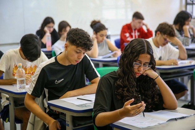 Estilo básicoCom as temperaturas em alta neste fim de semana, o candidato deve priorizar roupas confortáveis para aguentar as cinco horas de prova. 