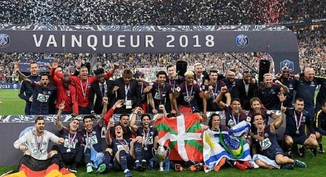 Ao lado de Thiago Silva, Neymar celebra mais um título pelo PSG