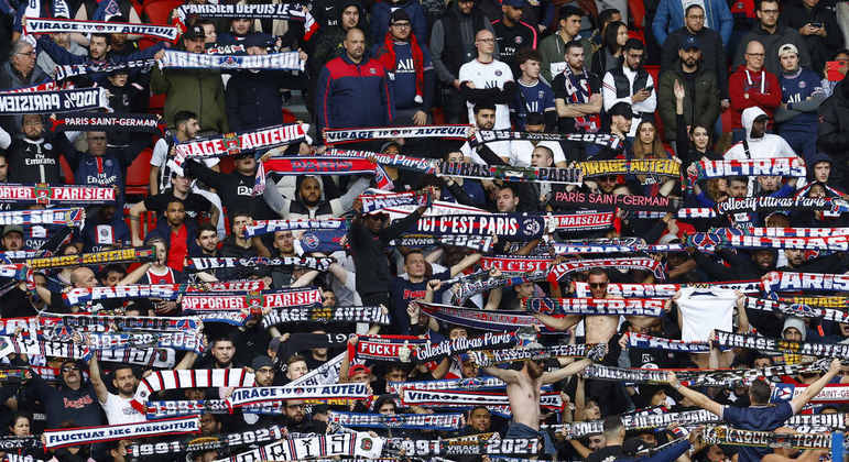 Ultras do PSG durante jogo contra o Stade Rennes