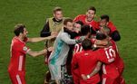 Jogadores do Bayern comemoram a vitória sobre o PSG e a conquista de sua sexta Champions