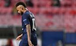 Neymar deixa o campo decepcionado após a derrota para o time do PSG neste domingo (23). A equipe alemã conquistou sua sexta champions na partida disputada em Lisboa