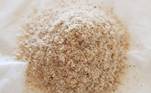 O psyllium é uma fonte rica de fibra dietética obtida a partir da casca da semente de uma erva chamada Plantago ovata. Vários estudos mostram benefícios da sua suplementação, principalmente em indivíduos que sofrem de constipação (melhora o trânsito intestinal) ou com níveis elevados de colesterol LDL, o tipo 'ruim', de forma leve ou moderada