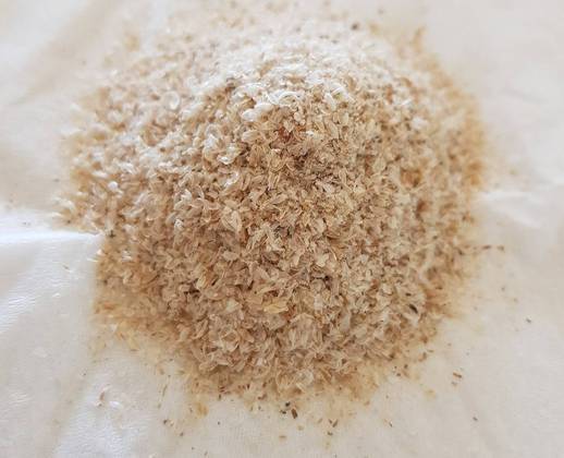 O psyllium é uma fonte rica de fibra dietética obtida a partir da casca da semente de uma erva chamada Plantago ovata. Vários estudos mostram benefícios da sua suplementação, principalmente em indivíduos que sofrem de constipação (melhora o trânsito intestinal) ou com níveis elevados de colesterol LDL, o tipo 