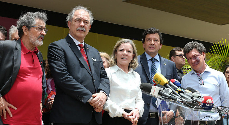 Presidente do PT, Gleisi Hoffmann, Aloisio Mercadante e parlamentares durante visita ao CCBB