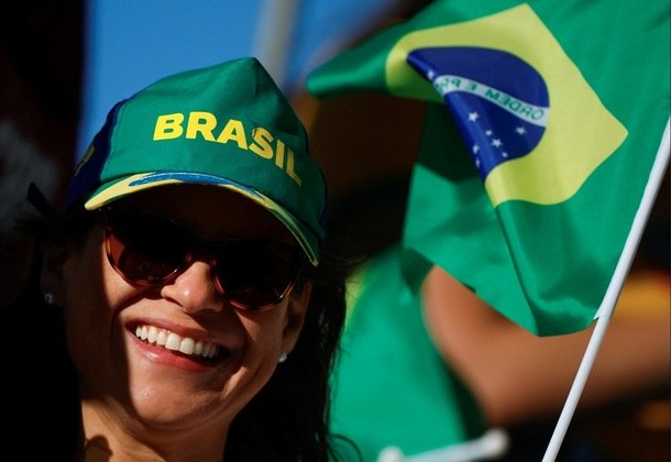 Cores da bandeira dão o tom da celebração do Dia da Independência