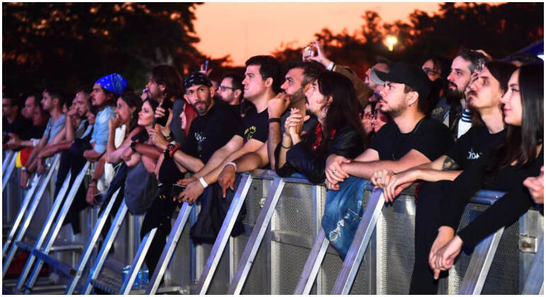 Público presente próximo à grade de proteção acompanha aos shows do Best of Blues and Rock, em São Paulo 