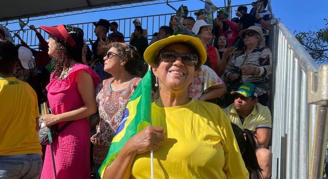 Público vestiu as cores verde e amarelo nas arquibancadas do desfile de 7 de Setembro na Esplanada dos Ministérios, em Brasília (DF)