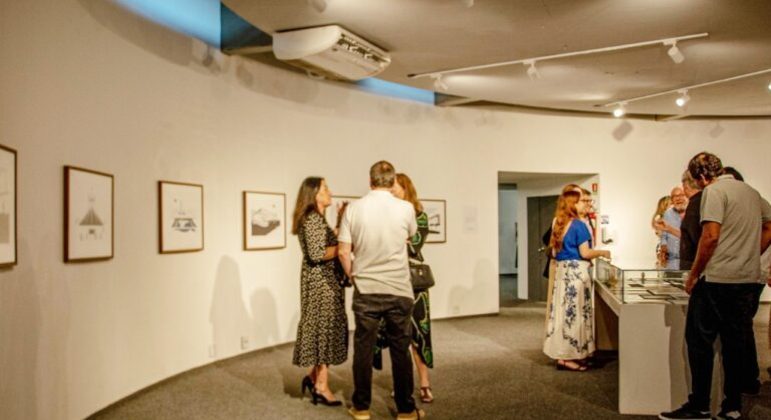 Público visita mostra 'O Mestre e o Aprendiz: Oscar Niemeyer e Gervásio Cardoso' 