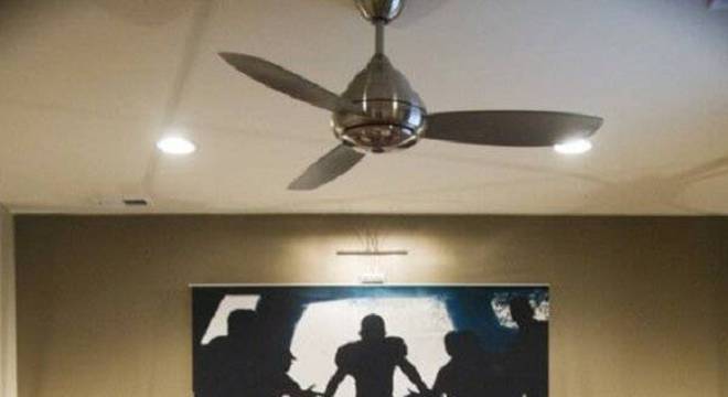 Puff de couro preto gigante e tapete de pelinho vermelho