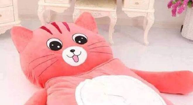 Puff gigante para dormir em formato de gato