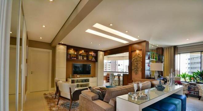 puff quadrado - aparador branco com tampo de vidro e puff azul 