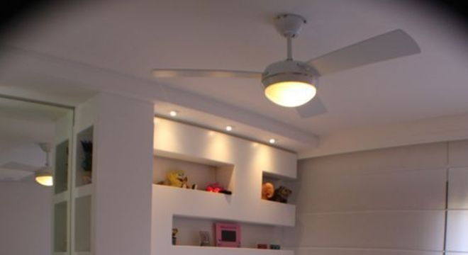 puff quadrado - cadeira de couro branco e puff quadrado florido 