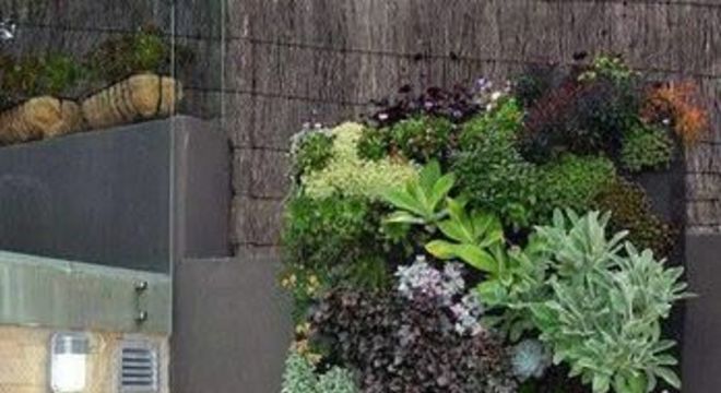 puff quadrado - poltrona e puff de palha e parede de pedra natural 