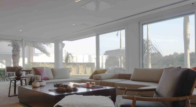 puff quadrado - sala de estar com cadeira de bambu e puff 