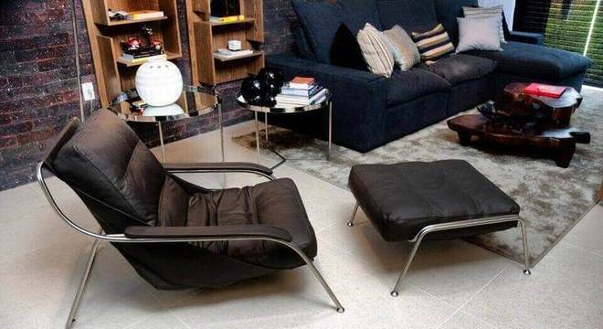 puff quadrado - sala de estar com poltrona marrom e puff 