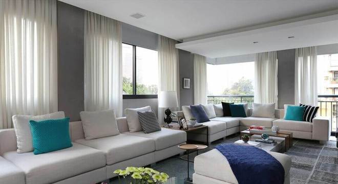 puff quadrado - sala de estar com puff branco e manta azul 