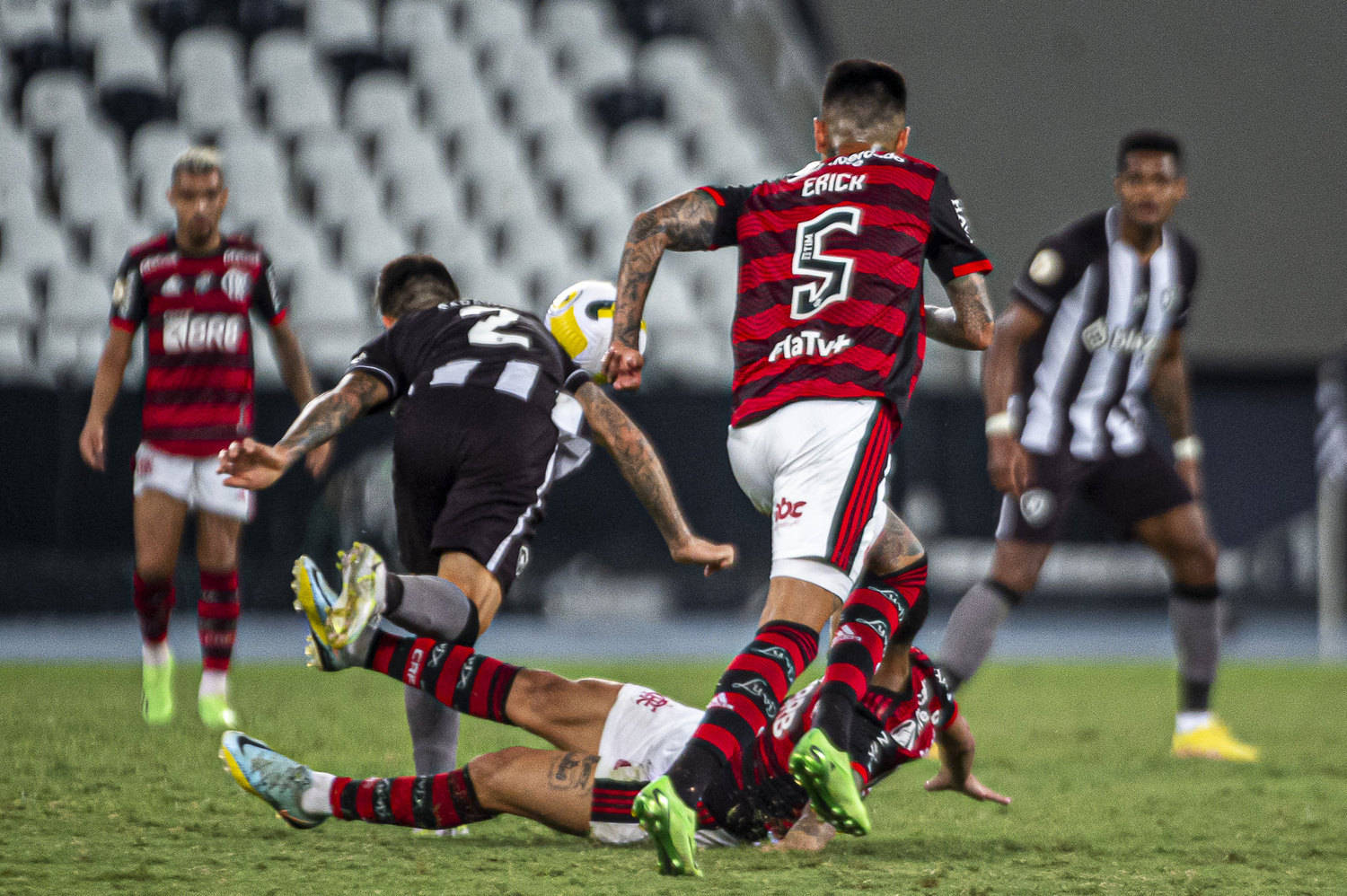 Barcelona e Brighton disputam contratação de Wesley, do Flamengo