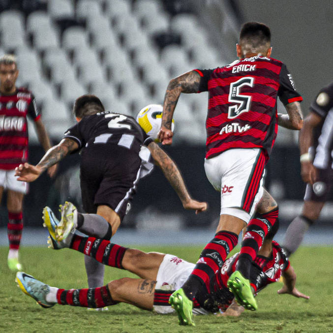 Pulgar entrou no segundo tempo contra o Botafogo