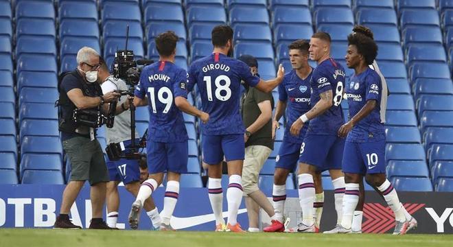 Jogadores do Chelsea comemoram gol em vitória sobre o Manchester City