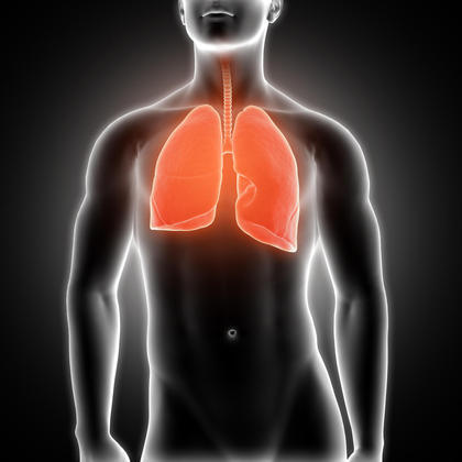 2. Evali Evali é a sigla em inglês para lesão pulmonar induzida pelo cigarro eletrônico, uma condição relatada pela primeira vez em 2019, nos Estados Unidos. Há indícios de que as substâncias presentes no líquido dos vapers afetam diretamente o pulmão e ocasionam uma reação inflamatória no órgão.Entre os sintomas descritos pelos pacientes, estão 'sensação de desmaio, dor muito forte no meio peito, pensava que estava infartando'. Em um entrevista ao R7 em junho de 2022, o pneumologista Flávio Arbex alertou para a imprevisibilidade da doença, já que ela não está ligada ao tempo de uso dos cigarros eletrônicos.'Não é uma questão de tempo, às vezes pode ser a substância. Tem substâncias que a pessoa fuma que estão mais ligadas à Evali, como o acetato de vitamina E e até o THC [o principal componente da maconha], que muitas pessoas usam. É uma grande armadilha', exemplificou