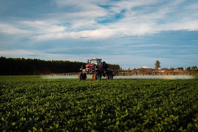 Pulverizador-MF500R, da Massey Ferguson, destaca-se pela nova transmissão AWD Smart Drive, que possibilita a operação em declives de até 36%. Divulgação / Massey Ferguson